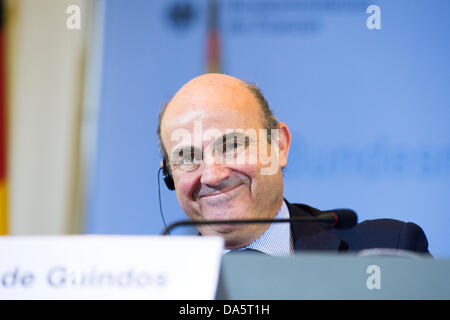 Berlino, Germania. Luglio 4rd 2013. Conferenza stampa con il Ministro delle finanze tedesco Wolfgang Schäuble, Ministro federale dell'economia il dottor Philipp Rösler e il suo omologo spagnolo Luis de Guindos e industria Ministro Jose Manuel Soria, è l'occasione della firma del 'Ricostruzione istituto di credito' prestito globale a favore della Spagna. Credito: Credito: Gonçalo Silva/Alamy Live News. Foto Stock