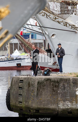 Aarhus, Danimarca. 4 Luglio, 2013. Due pescatori locali a continuare le attività di pesca non è influenzata dalla Tall Ships gare 2013 ad Aarhus in Danimarca. La città di Aarhus in Danimarca, è il punto di partenza di questo anni Tall Ships gare. La manifestazione prevede una flotta di 104 navi a vela e 3000 i membri dell'equipaggio provenienti da tutto il mondo. Credito: Michael Harder/Alamy Live News Foto Stock