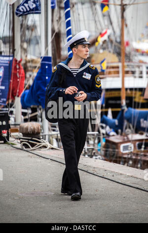 Aarhus, Danimarca. 4 Luglio, 2013. Membro di equipaggio durante la Tall Ships gare 2013 ad Aarhus in Danimarca . La città di Aarhus in Danimarca, è il punto di partenza di questo anni Tall Ships gare. La manifestazione prevede una flotta di 104 navi a vela e 3000 i membri dell'equipaggio provenienti da tutto il mondo. Credito: Michael Harder/Alamy Live News Foto Stock