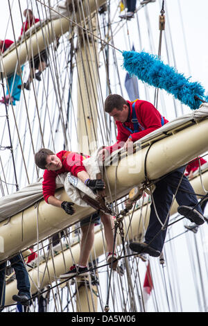 Aarhus, Danimarca. 4 Luglio, 2013. I giovani membri di equipaggio lavorando le vele durante la Tall Ships gare 2013 ad Aarhus in Danimarca. La città di Aarhus in Danimarca, è il punto di partenza di questo anni Tall Ships gare. La manifestazione prevede una flotta di 104 navi a vela e 3000 i membri dell'equipaggio provenienti da tutto il mondo. Credito: Michael Harder/Alamy Live News Foto Stock