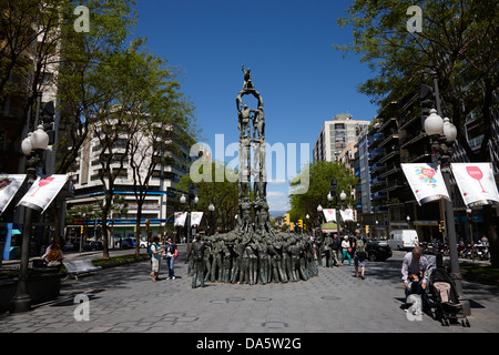 Un monumento per i castellers sulla rambla nova avenue nel centro di Tarragona Catalogna Spagna Foto Stock