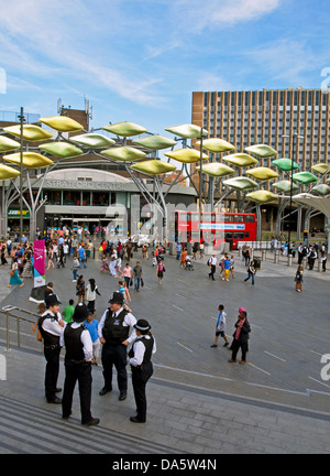 Vista la Stratford Shoal scultura all'ingresso di Stratford Shopping Centre, Stratford, Londra, Inghilterra, Regno Unito Foto Stock