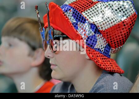 Houston, Texas, Stati Uniti d'America. 4 Luglio, 2013. Lug 04 2013: una giovane fan osserva azione durante la MLB baseball gioco tra Houston Astros e il Tampa Bay Rays dal Minute Maid Park a Houston, TX. Credito: csm/Alamy Live News Foto Stock