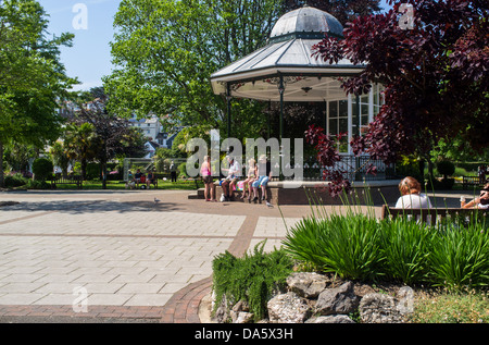 Dartmouth, Devon, Inghilterra. Il 1 luglio 2013. Royal Avenue giardini e il palco per spettacoli con i turisti per godersi il sole. Foto Stock