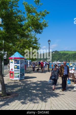 Dartmouth, Devon, Inghilterra. Il 1° luglio 2013.I chioschi sul lungomare di Dartmouth e un cartellone pubblicitario e turisti dal fiume. Foto Stock