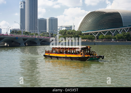 Gita in barca sul fiume Singapore, lo skyline di Singapore, Marinabay, Esplanade drive, i teatri sulla baia Foto Stock