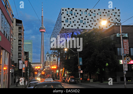 College di Arte e Design, OCAD architettura moderna, del centro cittadino di Toronto, Ontario, Canada, CN Tower, Torre, sera Foto Stock