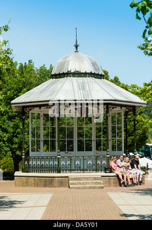 Dartmouth, Devon, Inghilterra. Il 1 luglio 2013. Royal Avenue giardini e il palco per spettacoli con i turisti per godersi il sole. Foto Stock