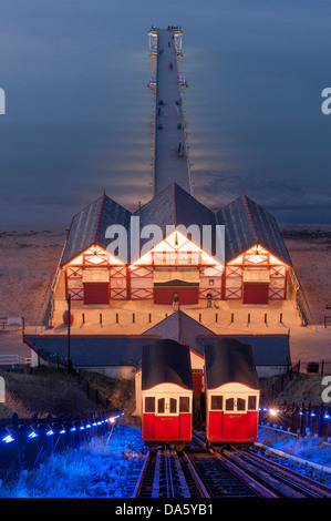 Serata estiva alta vista su Saltburn illuminata di sollevamento sulla scogliera, la gente che camminava sul molo vittoriano e la calma del mare del Nord - Cambs, Inghilterra, Regno Unito. Foto Stock