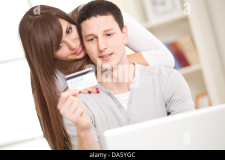 Ritratto di una coppia felice con il laptop per le transazioni bancarie. Foto Stock