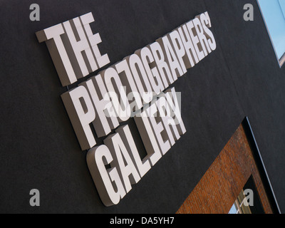 LONDRA, Regno Unito - 30 GIUGNO 2013: Firma sulla Photographers Gallery in Ramillies Street Foto Stock