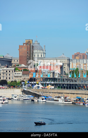 Edifici di Montreal su fiume Foto Stock