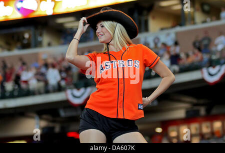 Houston, Texas, Stati Uniti d'America. 4 Luglio, 2013. Lug 04 2013: un membro degli Astros' ''Park Patrol'' pep squad esegue durante la MLB baseball gioco tra Houston Astros e il Tampa Bay Rays dal Minute Maid Park a Houston, TX. Credito: csm/Alamy Live News Foto Stock