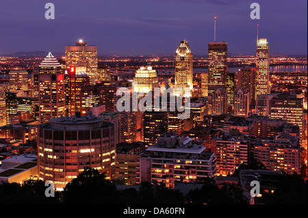 Canada, Lit, illuminazione, Montreal, Quebec, traffico, vista parco, Mont Royal, edifici, automobili, city e il centro cittadino di guida, crepuscolo, li Foto Stock