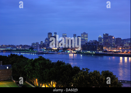 Canada, Montreal, Quebec, blu, barca, edifici, cityscape, scuro, crepuscolo, orizzontale, luci, notte, riflettere, riflessioni, sailboa Foto Stock