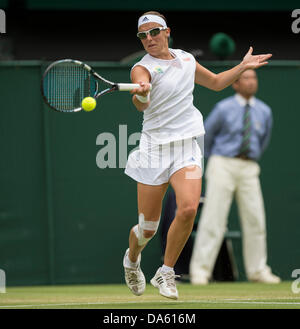 Londra, Regno Unito. 04 Luglio, 2013. Il torneo di Wimbledon Tennis Championships 2013 tenutosi presso il All England Lawn Tennis e Croquet Club di Londra, Inghilterra, Regno Unito. Marion BARTOLI (FRA) [15] anom. Kirsten Flipkens (BEL) [20] (indossando occhiali da sole). Credito: Duncan Grove/Alamy Live News Foto Stock
