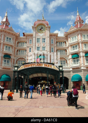 Ingresso a Disneyland Parigi sotto il Disneyland hotel Foto Stock