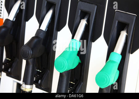 Inquadratura orizzontale di alcune pompe del combustibile in corrispondenza di una stazione di gas Foto Stock