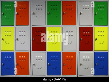 Girato a colori di alcuni armadietti in una highschool Foto Stock