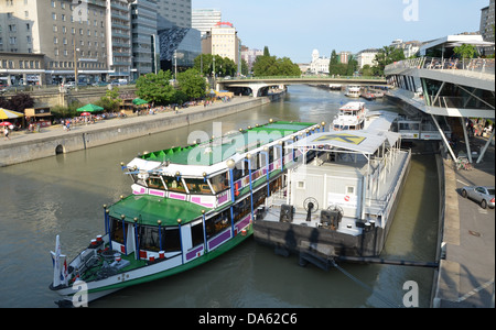 In visita a Vienna in barca è un'esperienza fantastica che vi porta attraverso una camera chiusa dal Donaucanal nel Danubio. Foto Stock