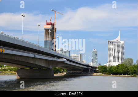 Vienna, Reichsbrücke, visto dalla riva destra del Danubio Foto Stock