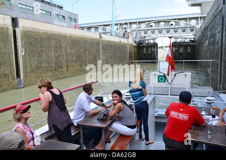 Vienna, Austria, il Danubio, viaggio in barca, chiusa Foto Stock