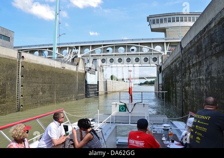 Vienna, Austria, il Danubio, viaggio in barca, passando attraverso una chiusa Foto Stock