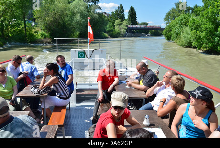 Vienna, Austria, viaggio in barca sul Canale del Danubio Foto Stock