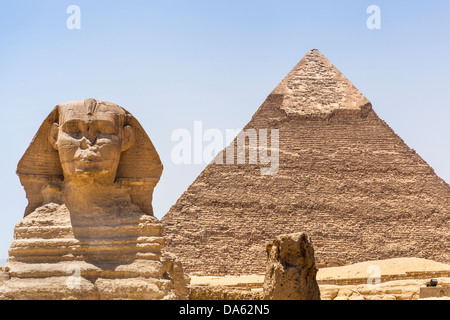 La Grande Sfinge e piramide di Khafre, noto anche come piramide di Chephren, Giza, il Cairo, Egitto Foto Stock