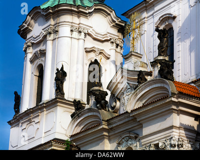 Praga Repubblica Ceca Staré Mesto chiesa di St Nicholas statue della facciata Sv Mikulas Foto Stock