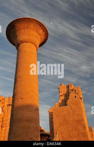 Aprire enorme payrus colonna con capitale calice eretto dal faraone Taharka presso il grande antico tempio egizio di Amon a Karnak, Lu Foto Stock