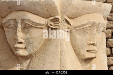 Antica egiziana Hathor scolpiti i capi che rappresentano la dea della fertilità hathor, dal suo tempio di Dendera Foto Stock