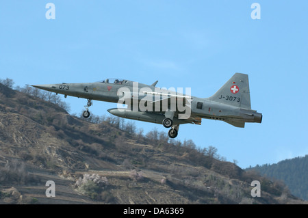 Un Northrop F-5E Tiger II jet da combattimento essendo attraversato da Swiss Air Force, e venire a terra Foto Stock