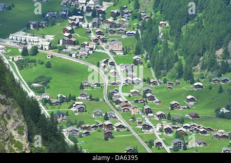 Il pcituresque swiss mountain village di Randa vicino a Zermatt in estate. Con ben distanziati e chalets ben erba tagliata nestlin Foto Stock