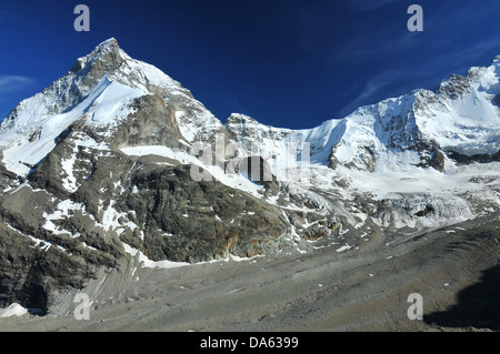 Il Cervino, L e Dent d'Herens, R, al di sopra del ghiacciaio Zmutt nel sud delle alpi svizzere al di sopra di Zermatt Foto Stock