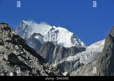 L'imponente mont blanc de Tacul nel massiccio del Monte Bianco al di sopra di Chamonix nelle Alpi francesi Foto Stock