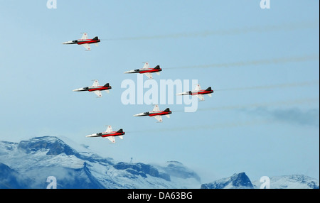 SION, svizzera Swiss airforce team in montagna presso il Breitling Air show. Settembre 18, 2011 a Sion in Svizzera Foto Stock