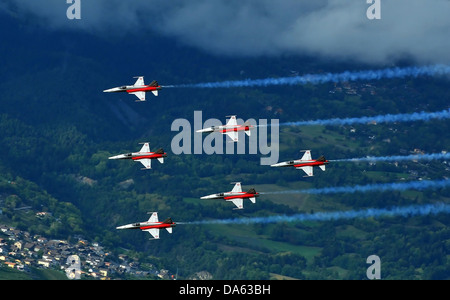 SION, svizzera Swiss airforce team in formazione oltre le Alpi presso il Breitling Air show. Settembre 18, 2011 in Sion, Switze Foto Stock