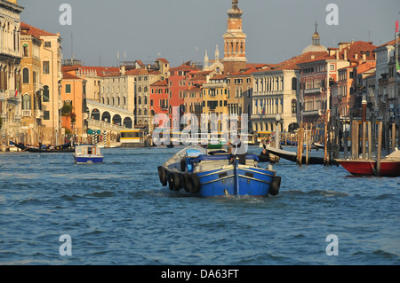 La vita sul Canal Grande a Venezia con il ponte di Rialto in background e palazzi su entrambi i lati Foto Stock