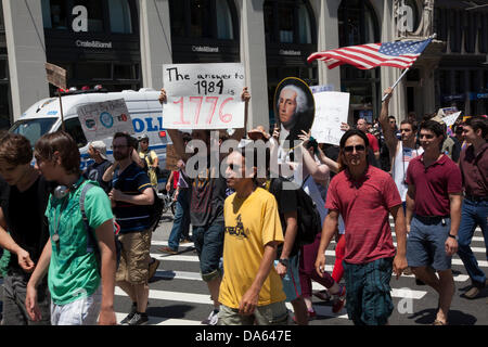 New York, Stati Uniti d'America. 04 Luglio, 2013. Manifestanti marzo giù Broadway a New York il 4 luglio al Federal Hall, dove la dichiarazione di indipendenza è stato originariamente sottoscritto, in segno di protesta a rivelazioni che la NSA (National Security Agency) spies e raccoglie i dati quotidianamente a noi cittadini. Credito: David Grossman/Alamy Live News Foto Stock