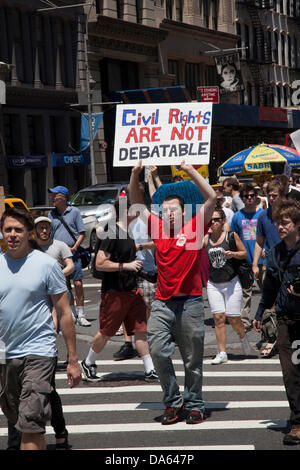 New York, Stati Uniti d'America. 04 Luglio, 2013. Manifestanti marzo giù Broadway a New York il 4 luglio al Federal Hall, dove la dichiarazione di indipendenza è stato originariamente sottoscritto, in segno di protesta a rivelazioni che la NSA (National Security Agency) spies e raccoglie i dati quotidianamente a noi cittadini. Credito: David Grossman/Alamy Live News Foto Stock