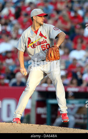 Anaheim, California, USA. 4 Luglio, 2013. Luglio 4, 2013 Anaheim, California: St. Louis Cardinals a partire lanciatore Adam Wainwright (50) passi durante il Major League Baseball gioco tra il St. Louis Cardinals e il Los Angeles Angeli a Angel Stadium il 4 luglio 2013 ad Anaheim, in California. Rob Carmell/CSM/Alamy Live News Foto Stock