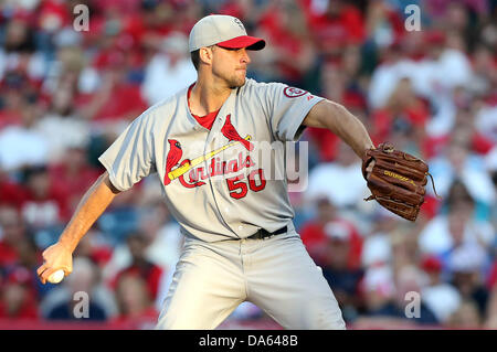 Anaheim, California, USA. 4 Luglio, 2013. Luglio 4, 2013 Anaheim, California: St. Louis Cardinals a partire lanciatore Adam Wainwright (50) passi durante il Major League Baseball gioco tra il St. Louis Cardinals e il Los Angeles Angeli a Angel Stadium il 4 luglio 2013 ad Anaheim, in California. Rob Carmell/CSM/Alamy Live News Foto Stock