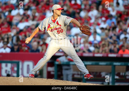 Anaheim, California, USA. 4 Luglio, 2013. Luglio 4, 2013 Anaheim, California: St. Louis Cardinals a partire lanciatore Adam Wainwright (50) passi durante il Major League Baseball gioco tra il St. Louis Cardinals e il Los Angeles Angeli a Angel Stadium il 4 luglio 2013 ad Anaheim, in California. Rob Carmell/CSM/Alamy Live News Foto Stock