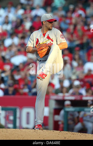 Anaheim, California, USA. 4 Luglio, 2013. Luglio 4, 2013 Anaheim, California: St. Louis Cardinals a partire lanciatore Adam Wainwright (50) passi durante il Major League Baseball gioco tra il St. Louis Cardinals e il Los Angeles Angeli a Angel Stadium il 4 luglio 2013 ad Anaheim, in California. Rob Carmell/CSM/Alamy Live News Foto Stock