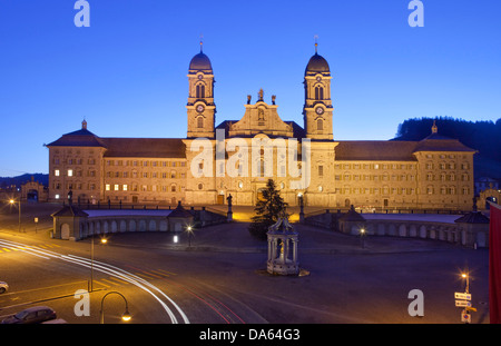 Il chiostro, Einsiedeln, in autunno, Canton, SZ, Svitto, la Svizzera centrale, chiesa, religione, notte scura, Svizzera, Europa Foto Stock