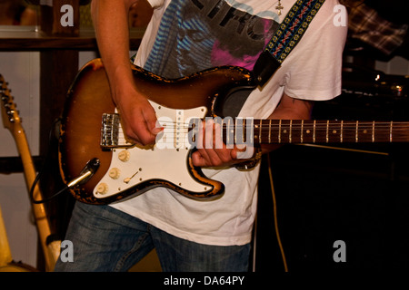 Lee Wharton piegando le stringhe mentre si gioca la Fender Stratocaster durante una performance live presso il pub Klozet a Dundee, Regno Unito Foto Stock