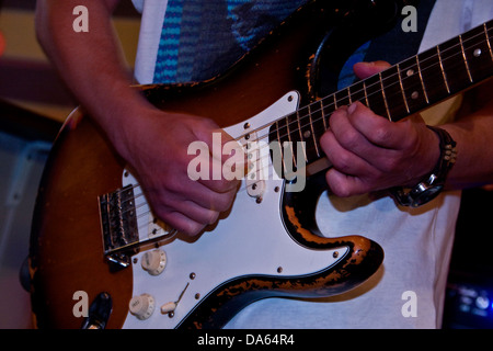 Primo piano della Lee Wharton giocando la Fender Stratocaster durante una performance live presso il pub Klozet a Dundee, Regno Unito Foto Stock