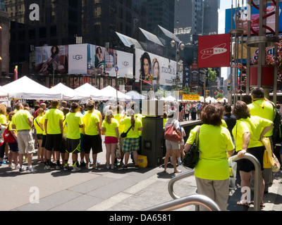 La folla Touring in Times Square NYC Foto Stock