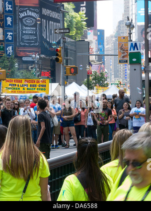 La folla Touring in Times Square NYC Foto Stock